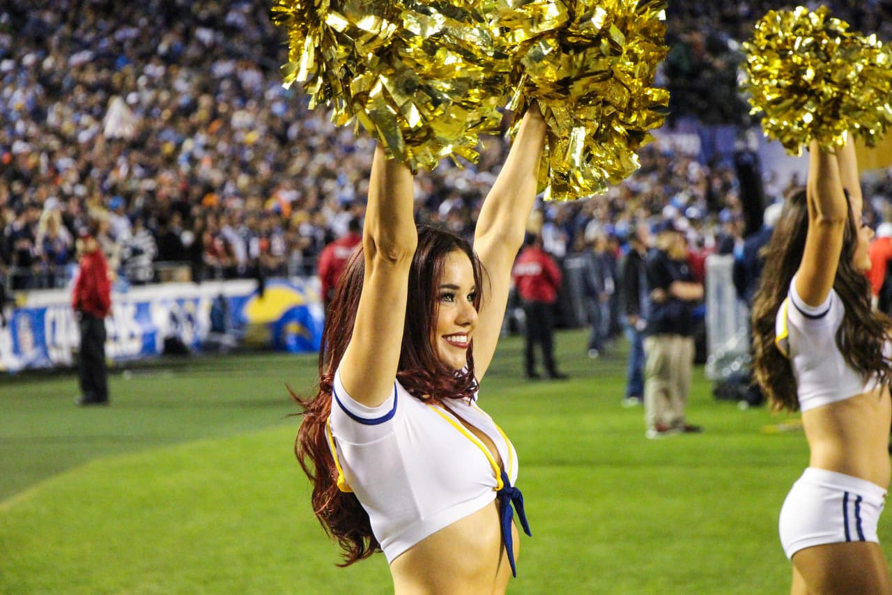 Las bellezas de la NFL también hacen honor a los militares de los Estados Unidos. Checa los sexys vestuarios de las porristas de los San Diego Chargers.