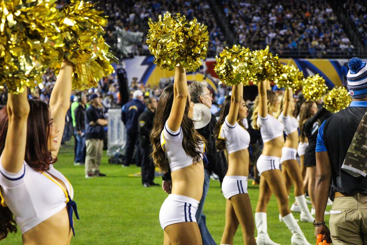Las bellezas de la NFL también hacen honor a los militares de los Estados Unidos. Checa los sexys vestuarios de las porristas de los San Diego Chargers.