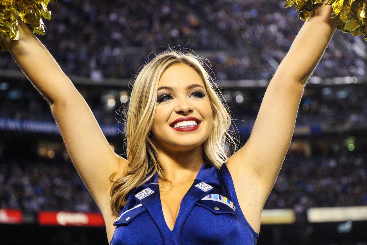 Las bellezas de la NFL también hacen honor a los militares de los Estados Unidos. Checa los sexys vestuarios de las porristas de los San Diego Chargers.