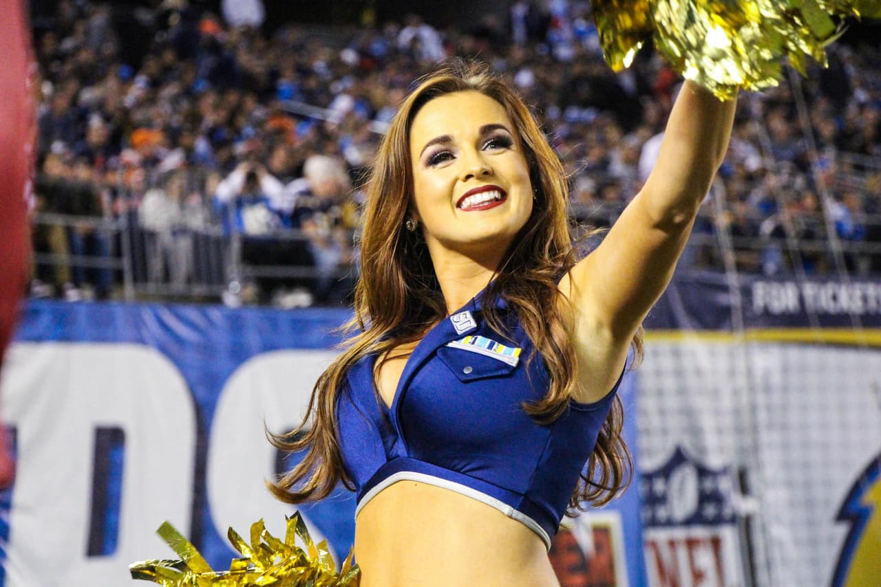 Las bellezas de la NFL también hacen honor a los militares de los Estados Unidos. Checa los sexys vestuarios de las porristas de los San Diego Chargers.