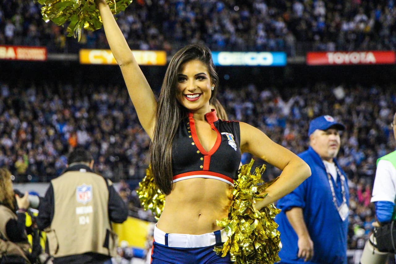 Las bellezas de la NFL también hacen honor a los militares de los Estados Unidos. Checa los sexys vestuarios de las porristas de los San Diego Chargers.