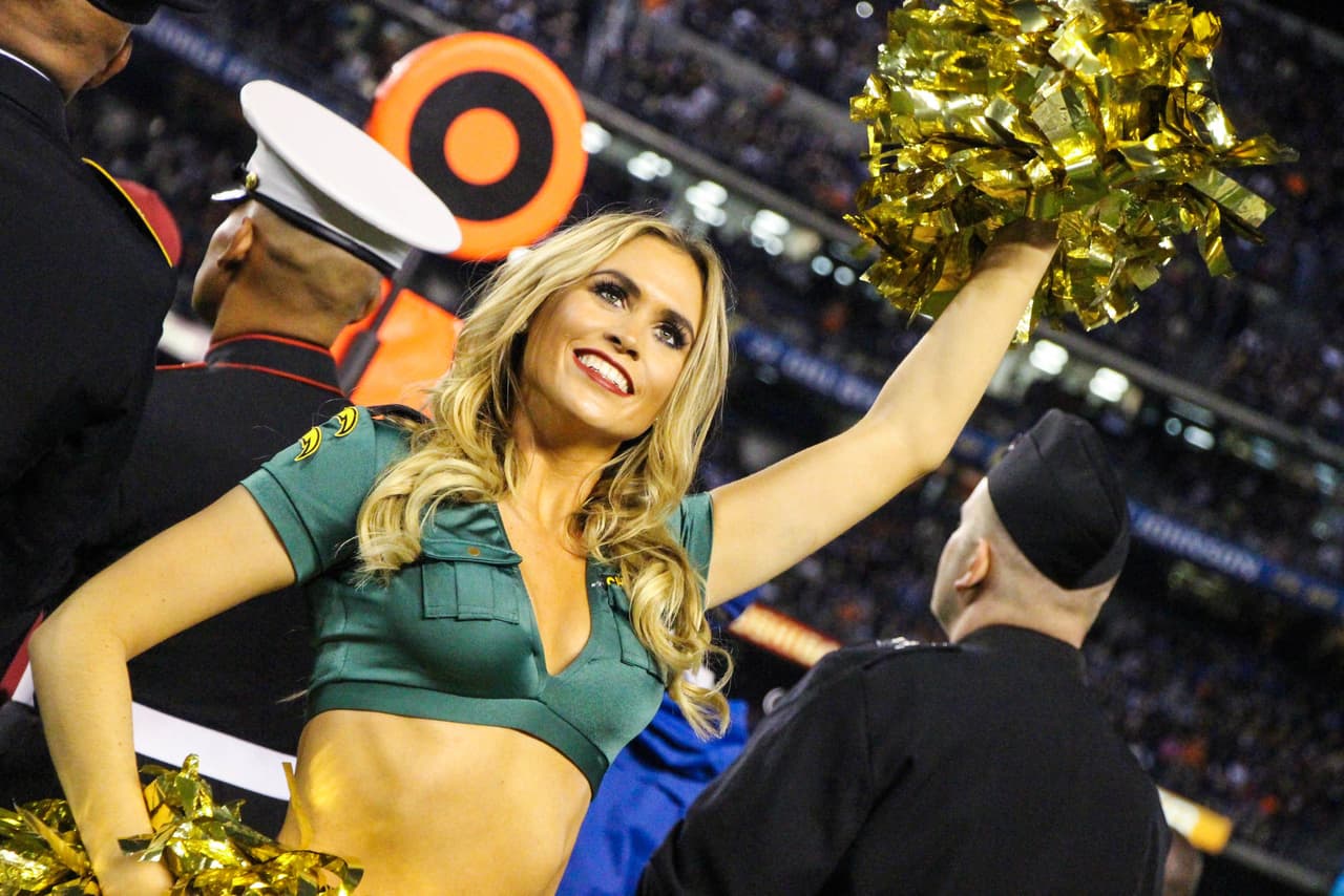 Las bellezas de la NFL también hacen honor a los militares de los Estados Unidos. Checa los sexys vestuarios de las porristas de los San Diego Chargers.