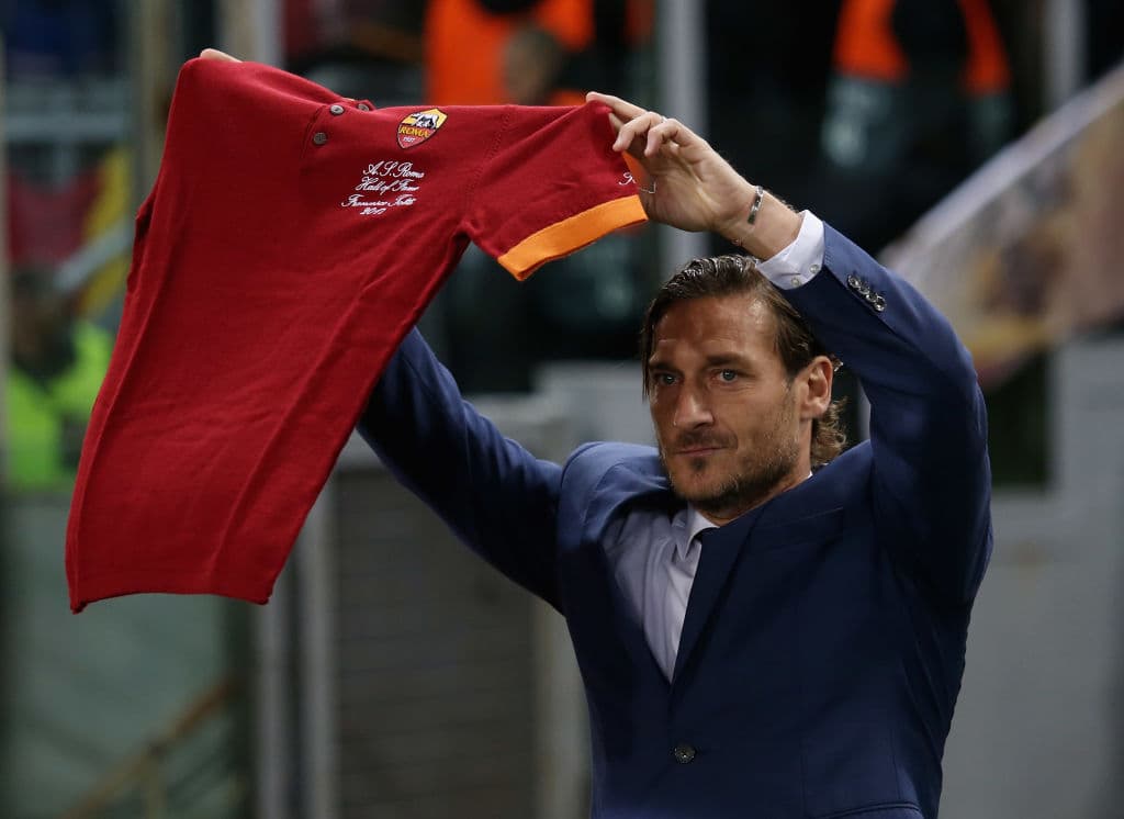 El legendario Francesco Torri muestra con orgullo el jersey que lo avala como un inmortal de la AS Roma, una organización a la cual representó de 1992 a 2007, un total de 619 cotejos.