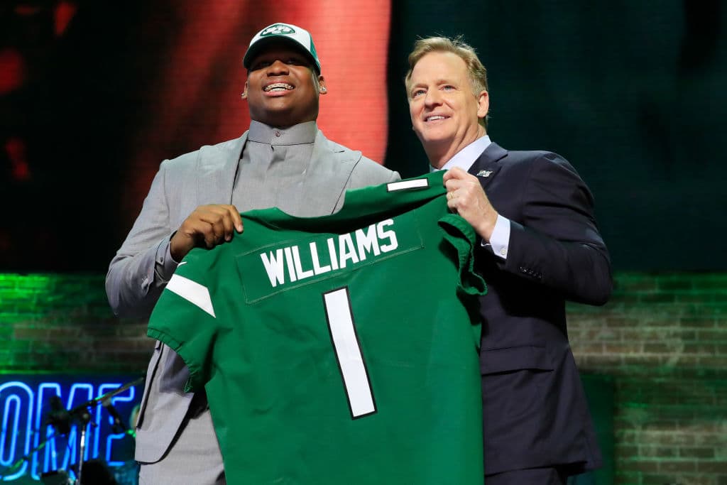 <b>3) Quinnen Williams (Alabama)</b>. El tacle defensivo posa con Roger Goodell tras ser elegido como la tercera selección global por los New York Jets.