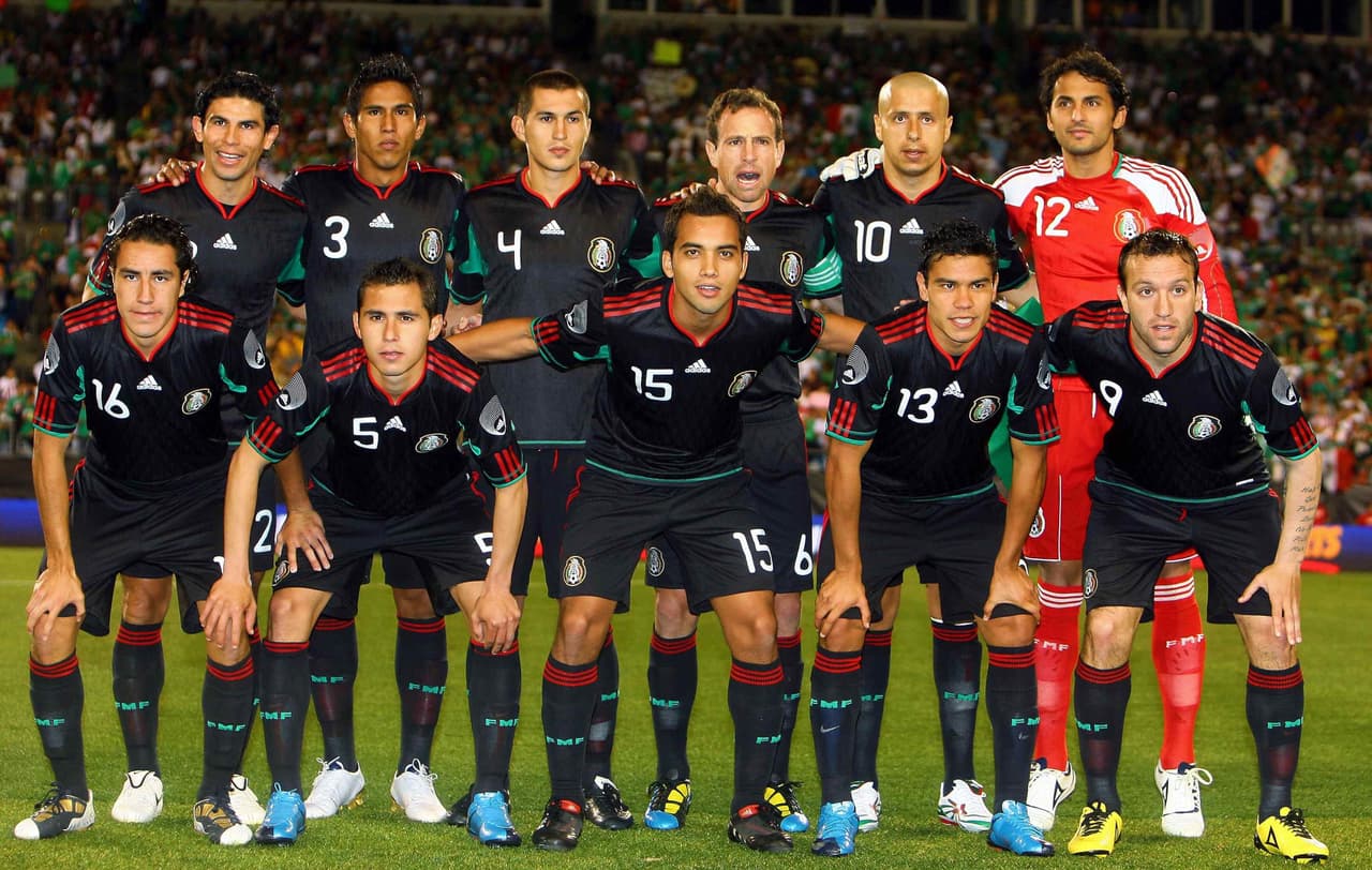 Este jersey color negro fue usado durante un partido amistoso contra Islandia celebrado en Charlotte, Carolina del Norte en 2010.