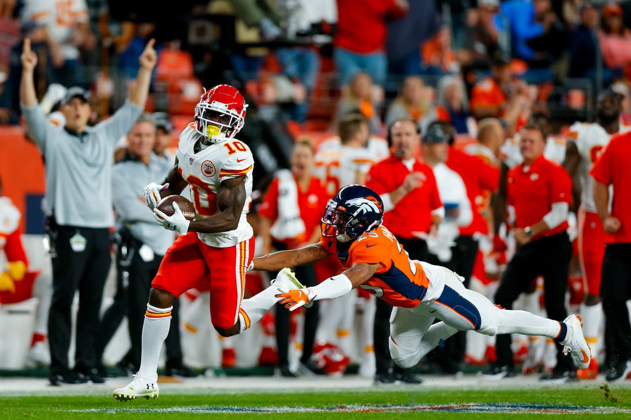 Los Kansas City Chiefs vencen a los Denver Broncos 30-6, pero pierden a Patrick Mahomes por lesión en la rodilla.