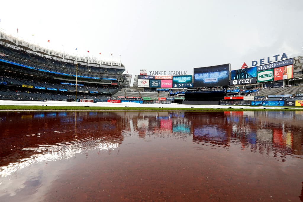 El Yankee Stadium se inunda debido a las fuertes lluvias en New York 

