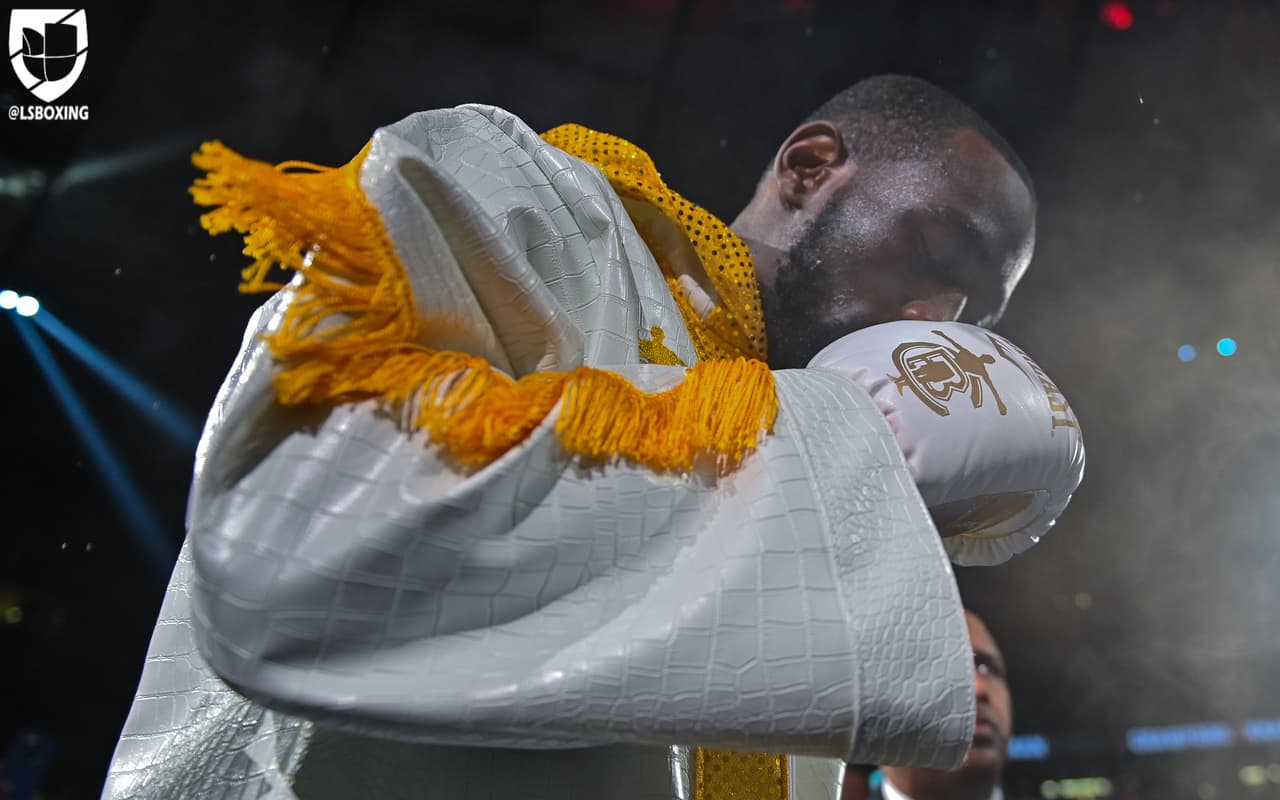 Terence Crawford retuvo su cetro wélter de la OMB tras dominar a Amir Khan en el Madison Square Garden de Nueva York.