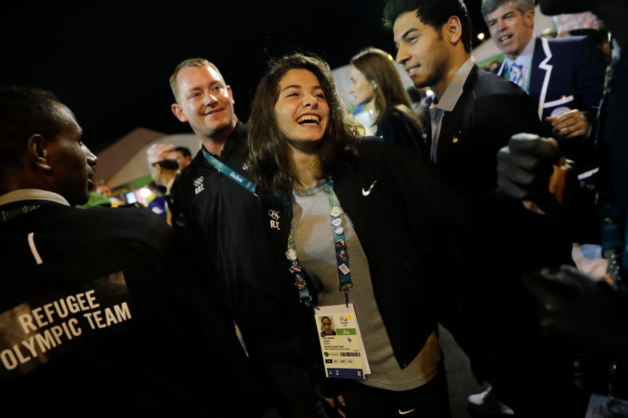 Refugiados - Yusra Mardini (Siria) - Natación - Para esta edición de los JO, participará un equipo de atletas refugiados que competirán bajo la bandera olímpica. La encargada de ser la líder del conjunto de diez deportistas es la siria Yusra Mardini, quien tuvo que escapar de la guerra en su país para salvar su vida y la de su familia.