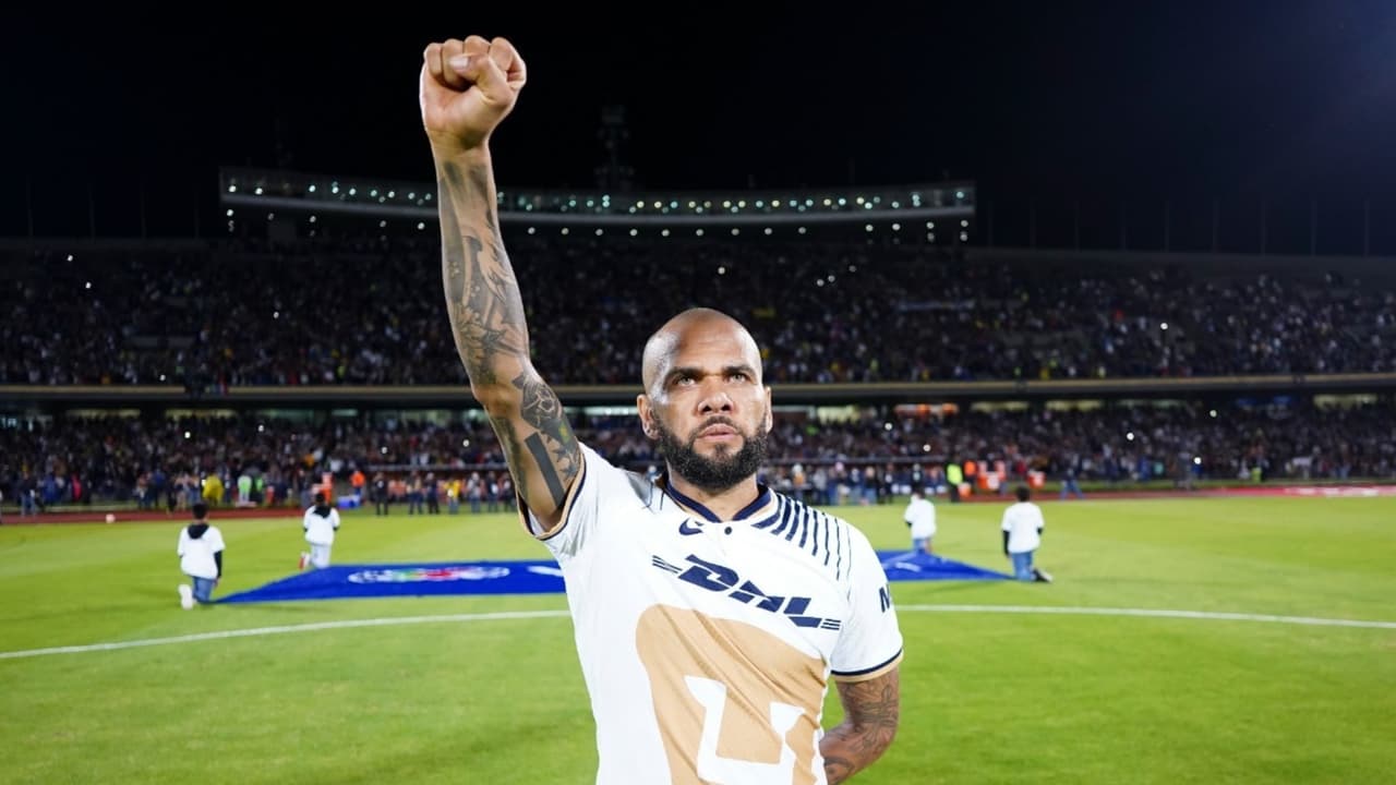 Así vivió Dani Alves el Himno con Pumas por primera vez