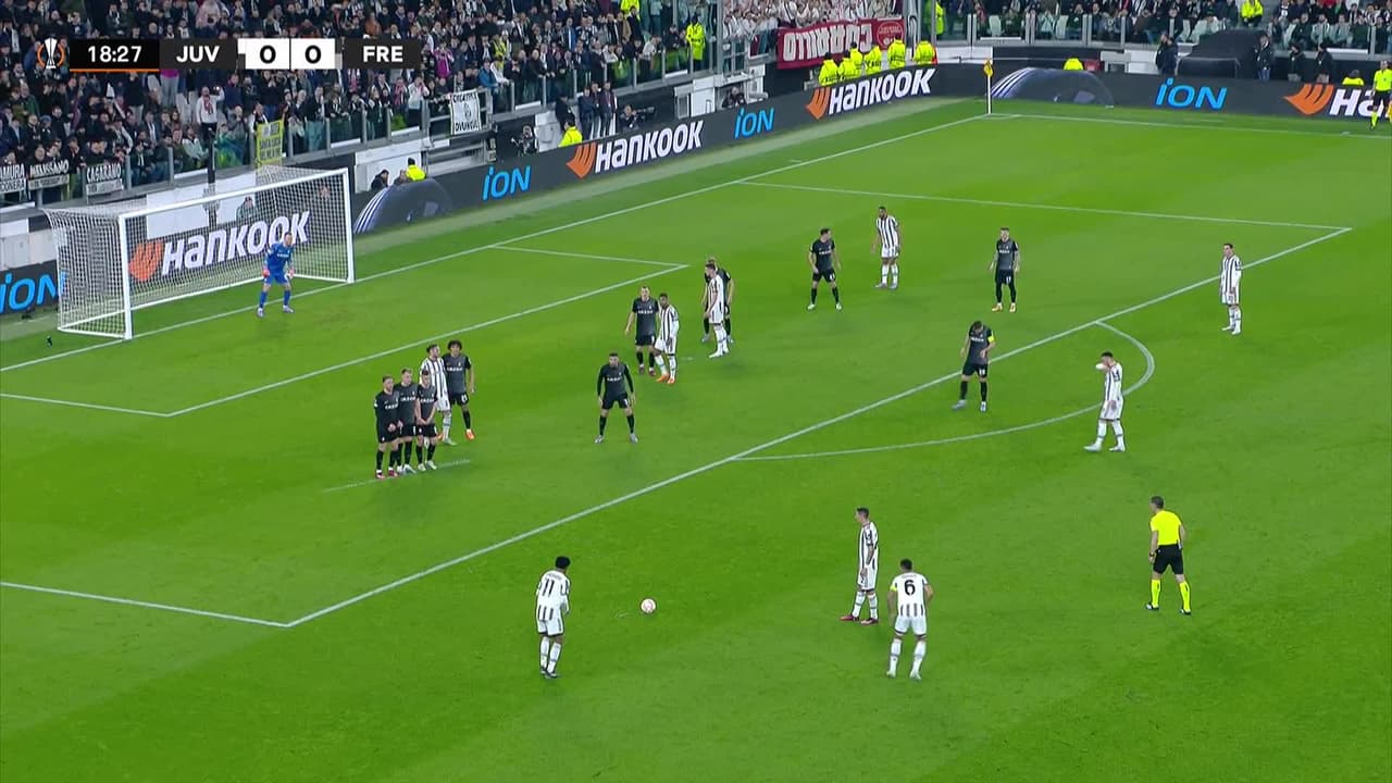 ¡TIRO ATAJADO! disparo por Juan Cuadrado.