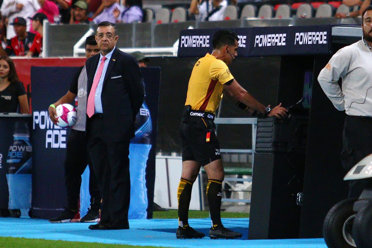 Al minuto 10 del partido, el árbitro Adonai Acevedo (centro) revisó una jugada en el área de Veracruz que terminó en penal a favor de Atlas, desperdiciado por Jefferson Duque.