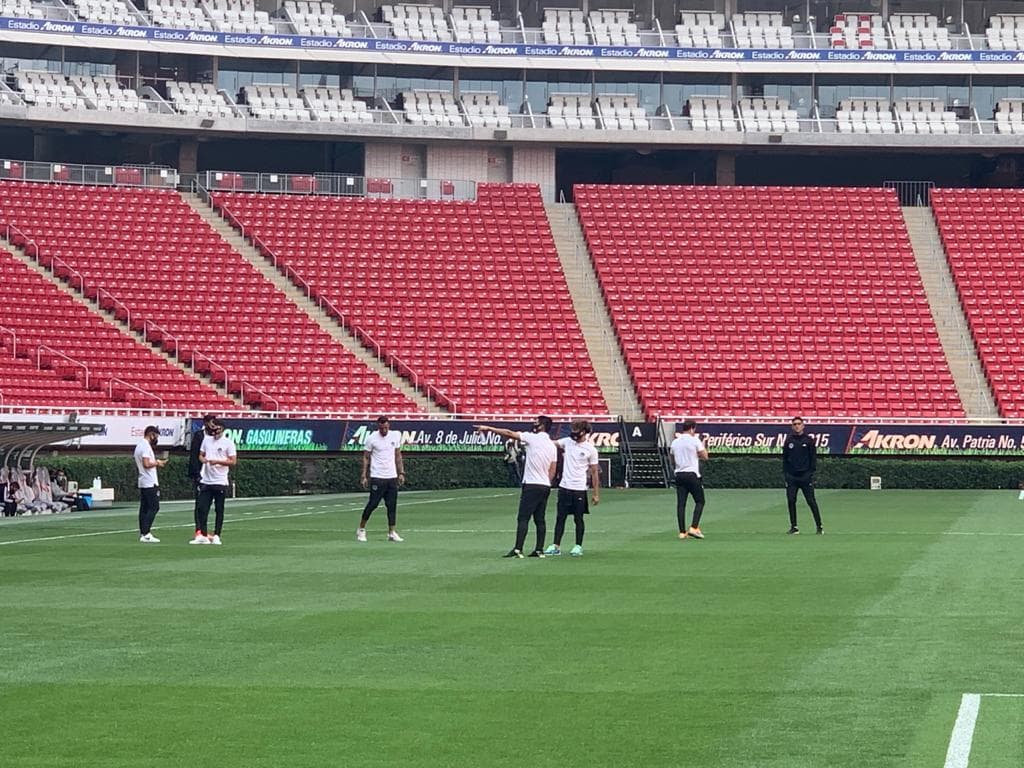El estadio de las Chivas se ha desinfectado constantemente y cuenta con miles de despachadores de gel antibacterial. Los traslados de los equipos se realizan en autobús para evitar el uso de los aeropuertos. Los jugadores y el cuerpo técnico deben mantener una sana distancia social. Cada futbolista tendrá una botella individual para la hidratación. Además, los festejos entre jugadores están prohibidos.