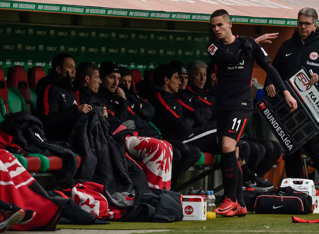 Gacinovic, delantero del equipo de los mexicanos, se marchaba al camerino molesto. Por él ingresó Gelson Fernández y luego hizo su regreso Marco Fabián por Kevin Prince Boateng.