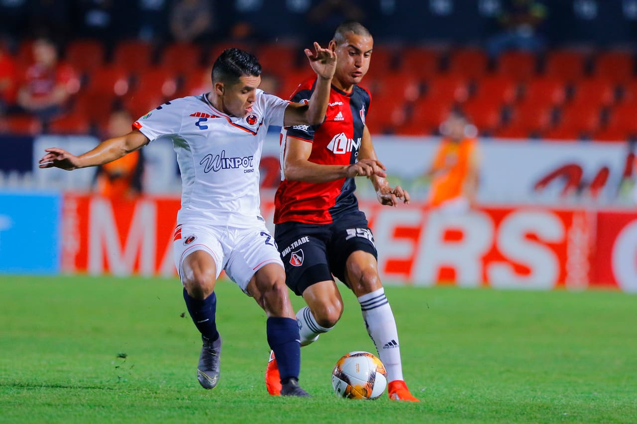 Tras el inicio del encuentro ambos equipos trataron de asumir el control del balón.