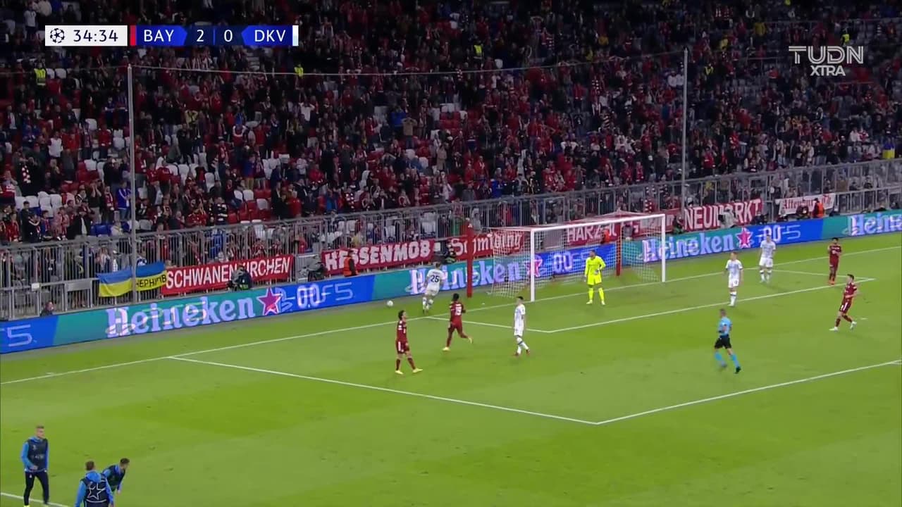 ¡CERCA! Leroy Sané disparó que se estrella en el poste.