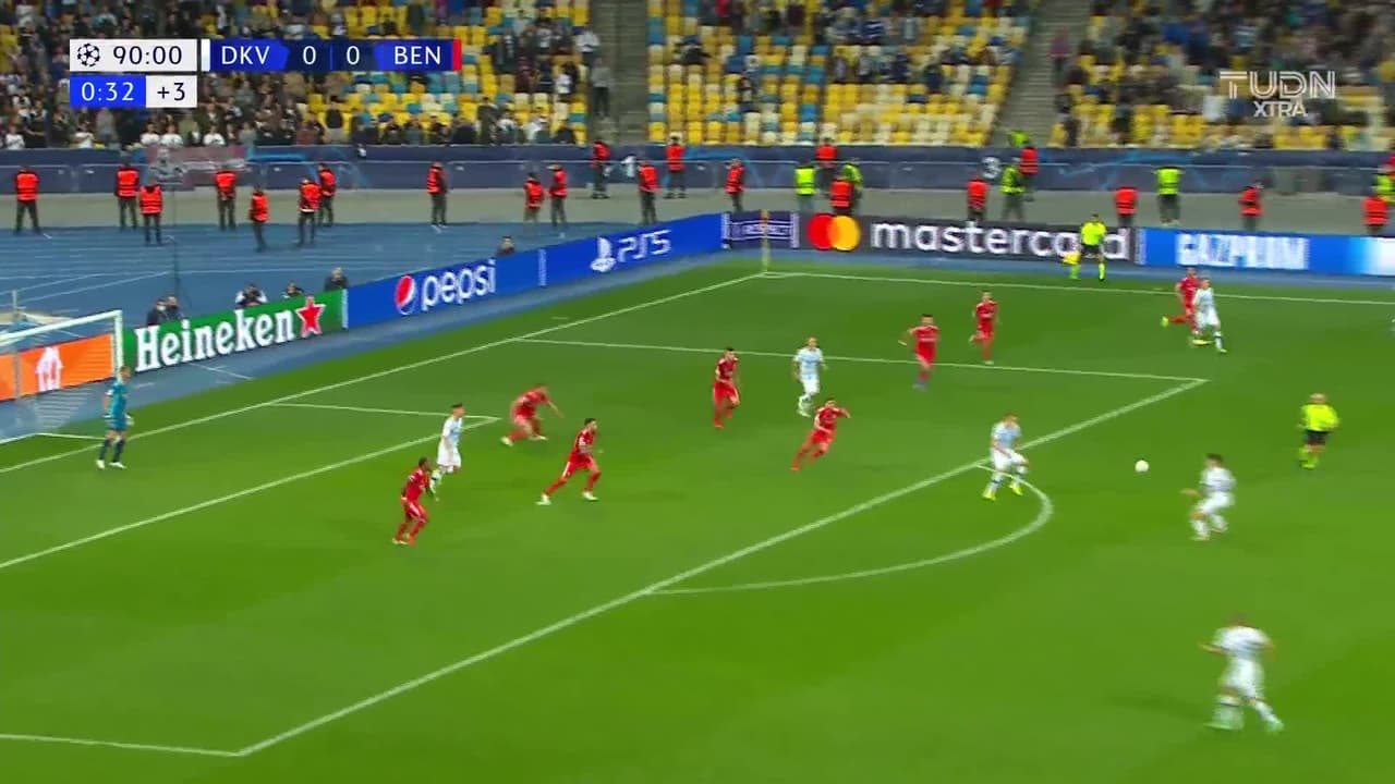 ¡TIRO ATAJADO! disparo por Vitaliy Buyalsky.