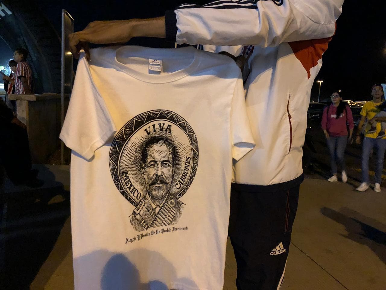 Playeras a la venta en las afueras del Estadio Akron previo al encuentro por la Jornada 13 del 
<a href="https://www.univision.com/deportes/futbol/liga-mx/*">Clausura 2019</a> entre Chivas de Guadalajara y Lobos BUAP.