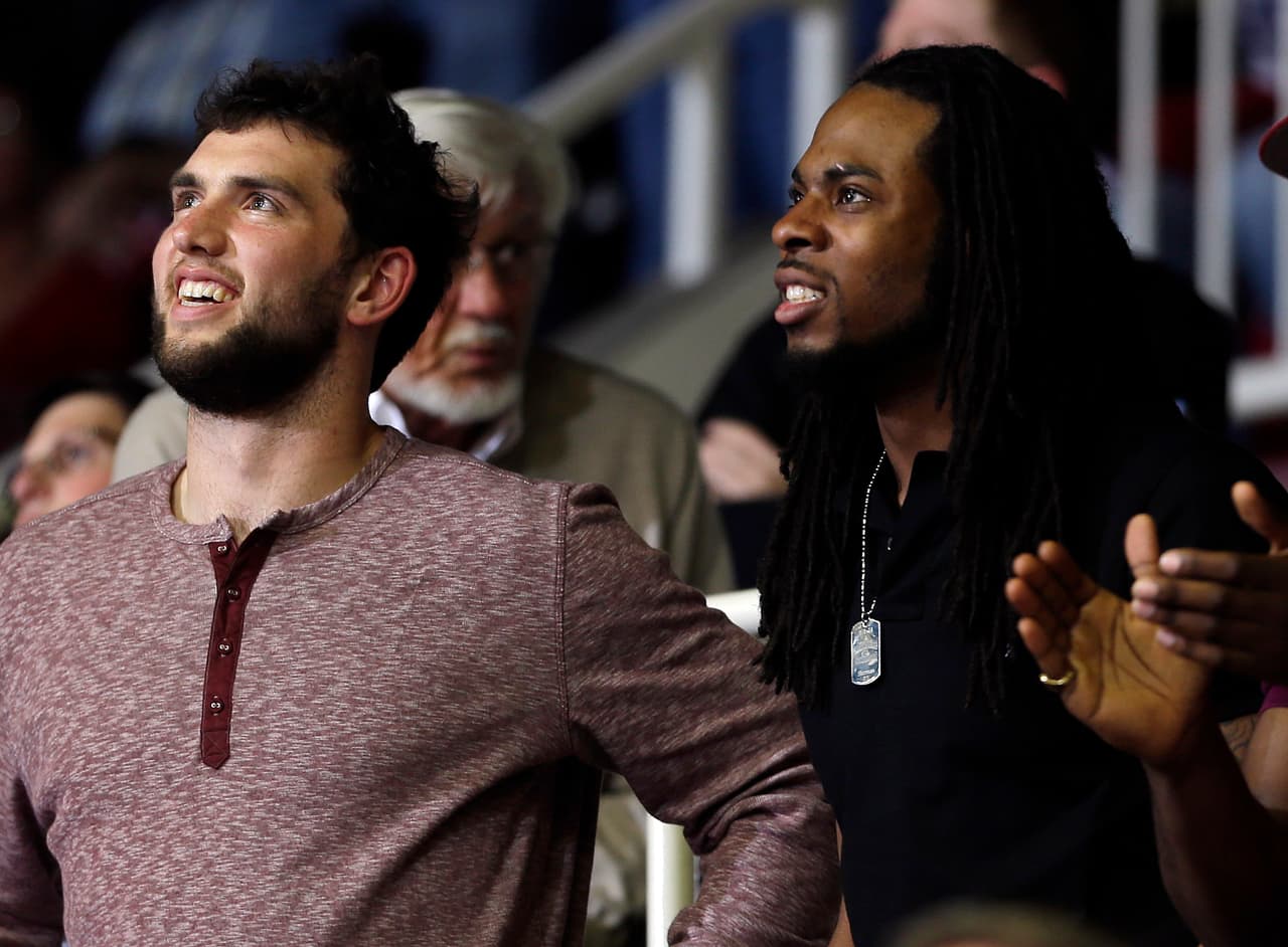 Andrew Luck y Richard Sherman aprovechan tiempo libre para ayudar a la comunidad