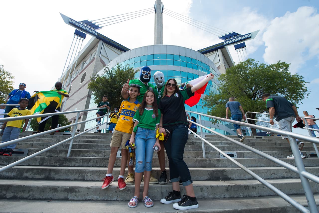 Así como unos que se vistieron con las playeras de sus equipos, como este pequeñín con la de Tigres.