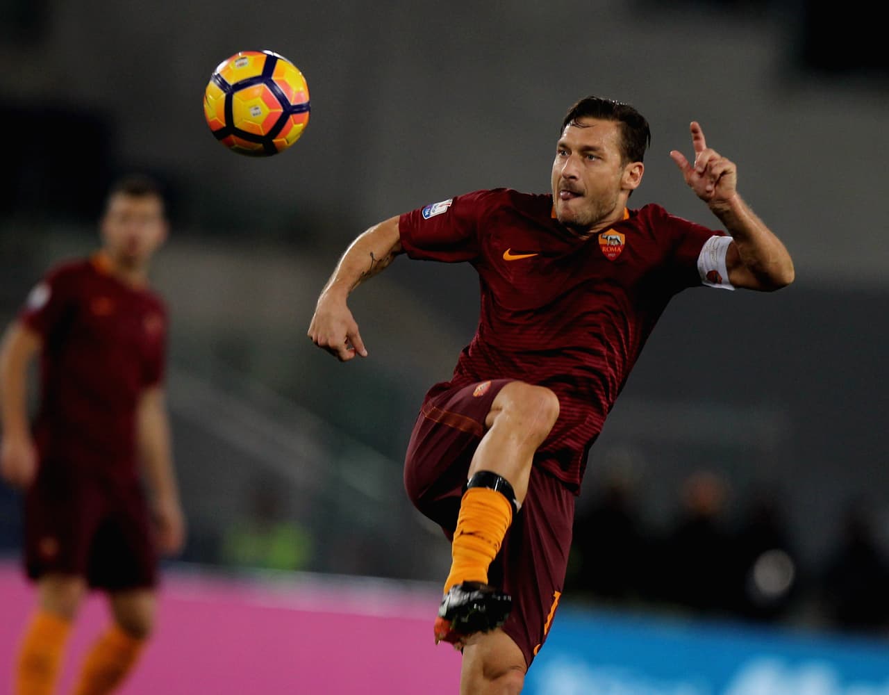 Con 619 partidos en Liga de Italia con Roma hasta el momento, un total 786 juegos y 307 tantos, Francesco Totti confirmó su retiro de las canchas tras 24 años en un club en el que firmará por seis años como directivo.