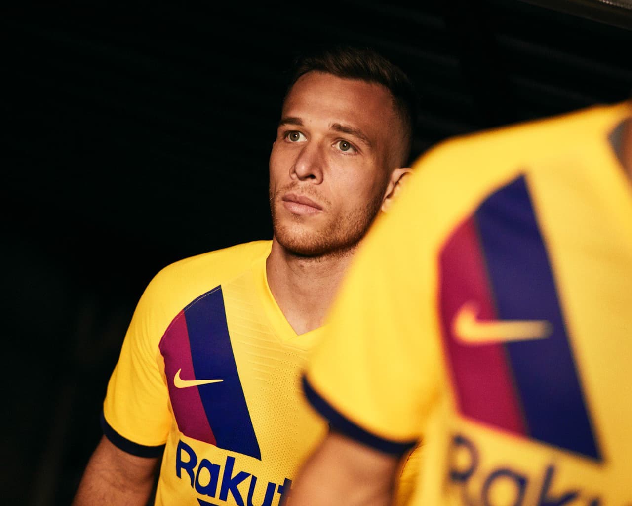 El F.C. Barcelona ya ha dado a conocer su segunda equipación para la temporada 2019/20. La prenda es un homenaje a La Masía por sus 40 años de fundación y al uniforme amarillo que usó el equipo en 1979. El detalle en esta playera está en la franaja azulgrana que cruza el pecho.