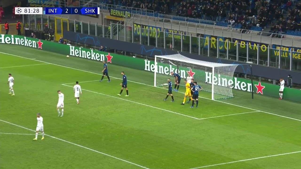 ¡CERCA! Dodô disparó que se estrella en el poste.