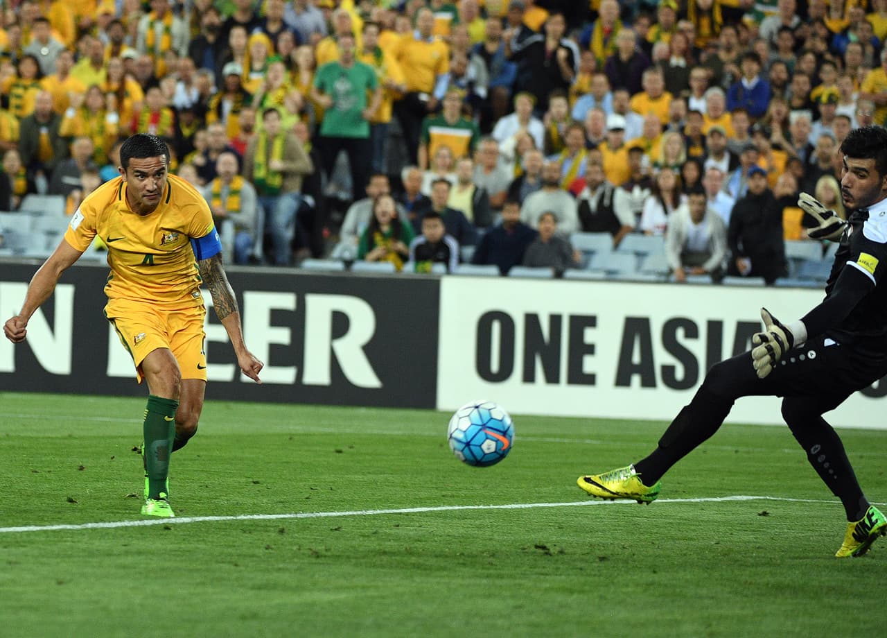 Sin embargo, 7 minutos después, Mathew Leckie sacó un excelente centro desde la derecha para que Cahill, en el área y sin marca, rematara de cabeza y pusiera la igualdad.