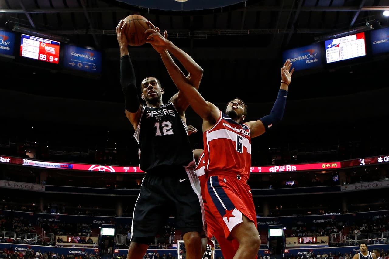 Spurs 129-112 Wizards: San Antonio se recuperó de la derrota en el último juego. Con LaMarcus Aldridge (24 puntos) y Rudy Gay (18 puntos), el equinteto de Texas logró imponerse en su visita al Capital One Arena.