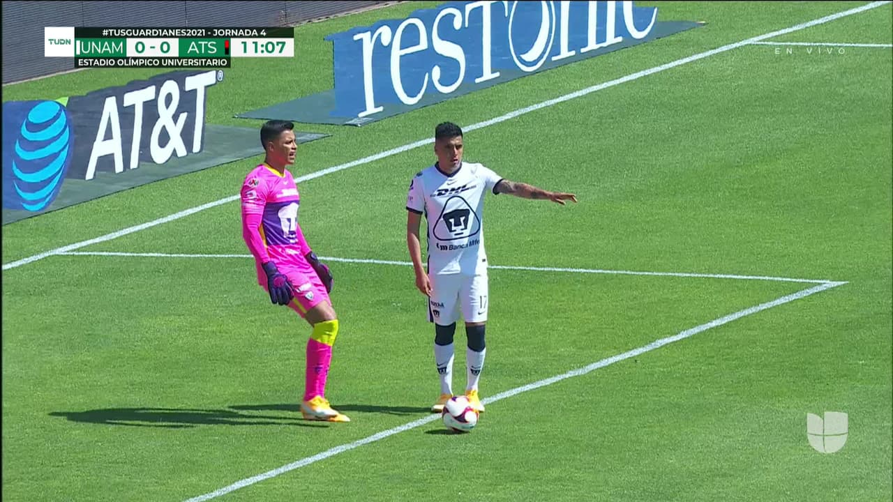 ¡TIRO ATAJADO! disparo por Ían Torres.