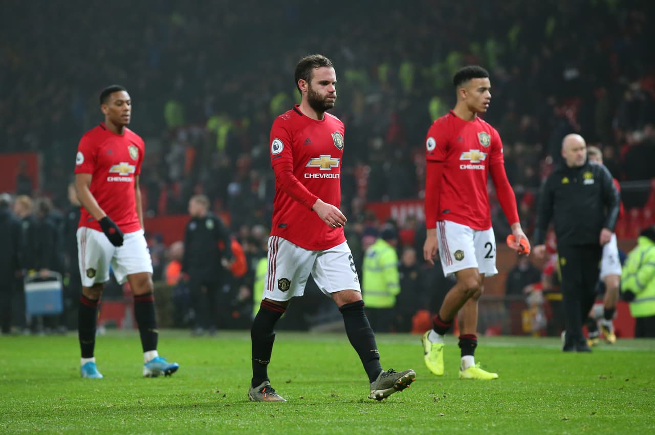 Manchester United 0-2 Burnley - Con esta derrota de Manchester United en el Old Trafford, cuatro equipos compiten por el lugar en Europa League. Burnley llegó a 30 puntos.