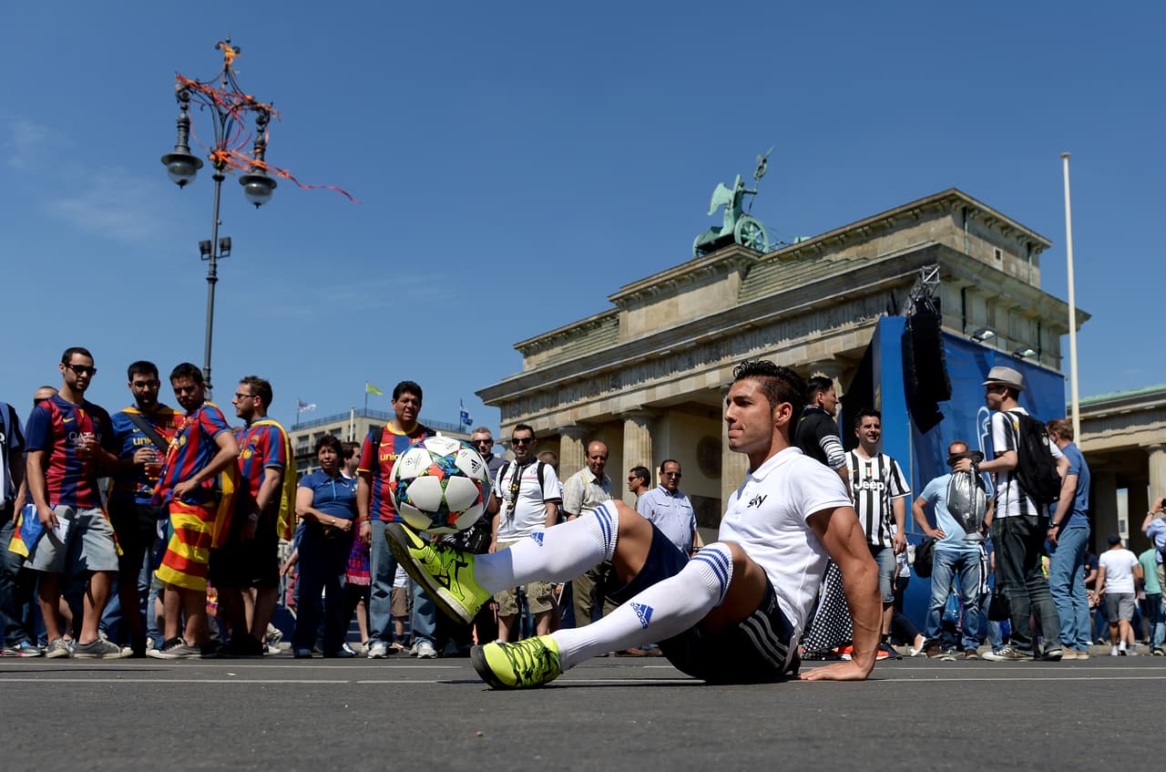 Los aficionados culés y bianconeros ya esperan ansiosos el inicio del encuentro entre italianos y españoles para definir al próximo Campeón de la Champions.