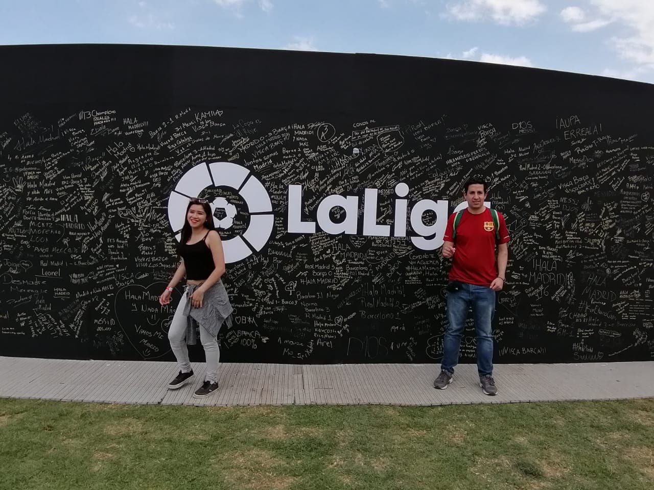 Entre amigos y familiares, se vivió un gran ambiente en el Campo Marte para ver El Clásico, que dio como ganador al Real Madrid 2-0 sobre el Barcelona.