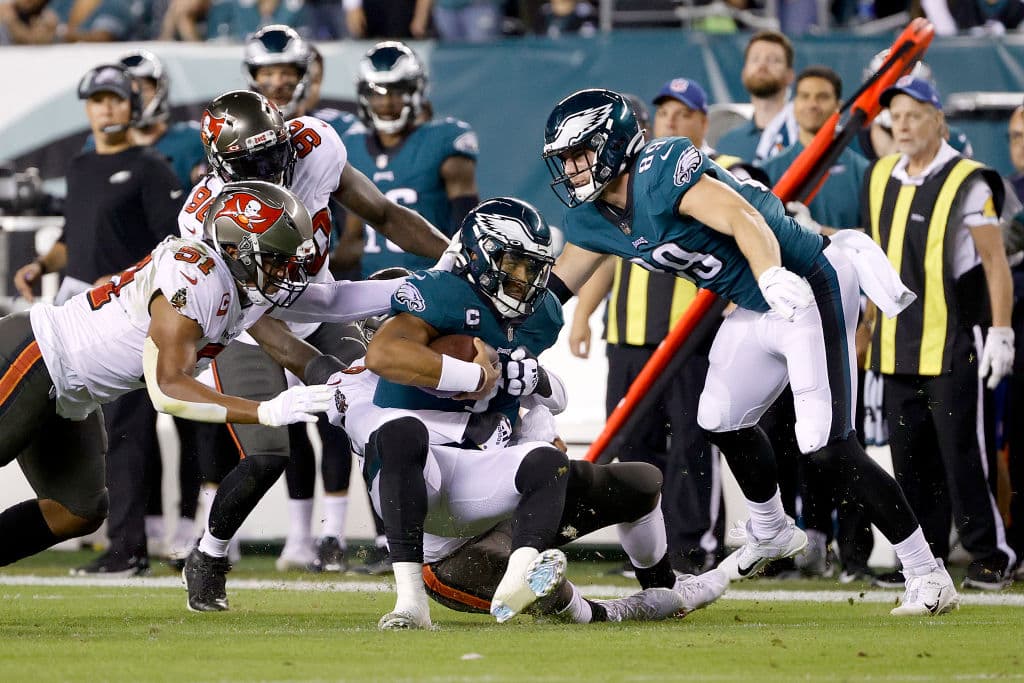 Con dos anotaciones y más de 100 yardas combinadas, Leonard Fournette el el hombre clave en la victoria 28-22 de los Buccaneers sobre las Eagles.