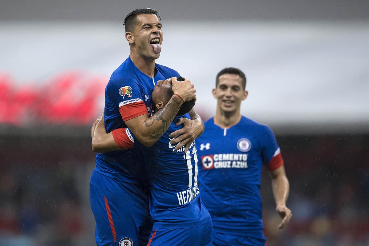 El delantero argentino Milton Caraglio (izquierda) celebra su gol del minuto 57 en la victoria de Cruz Azul 2-0 sobre Atlas por la jornada 10 del Apertura 2018.