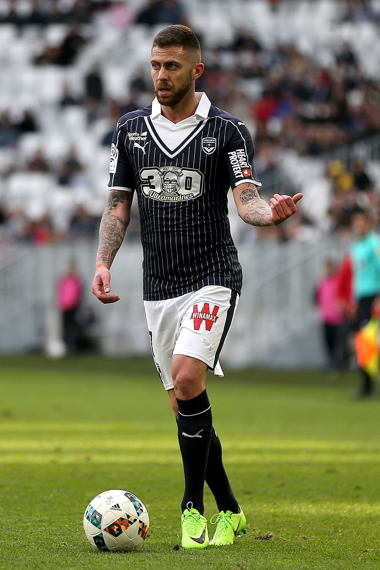 Dueño de un talento similar al de Karim Benzema, Jérémy Ménez firmó su primer contrato profesional a los 16 años con el Sochaux de la Ligue 1 de Francia. Ha metido verdaderos golazos y ha sido seleccionado francés, pero jamás ha dado el estirón.