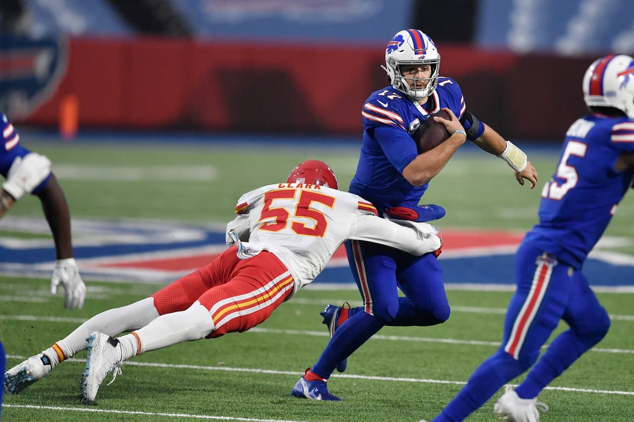 Clyde Edwards-Helaire conisguió romper las 150 yardas por aire en la victoria 26-17 sobre los Buffalo Bills.
