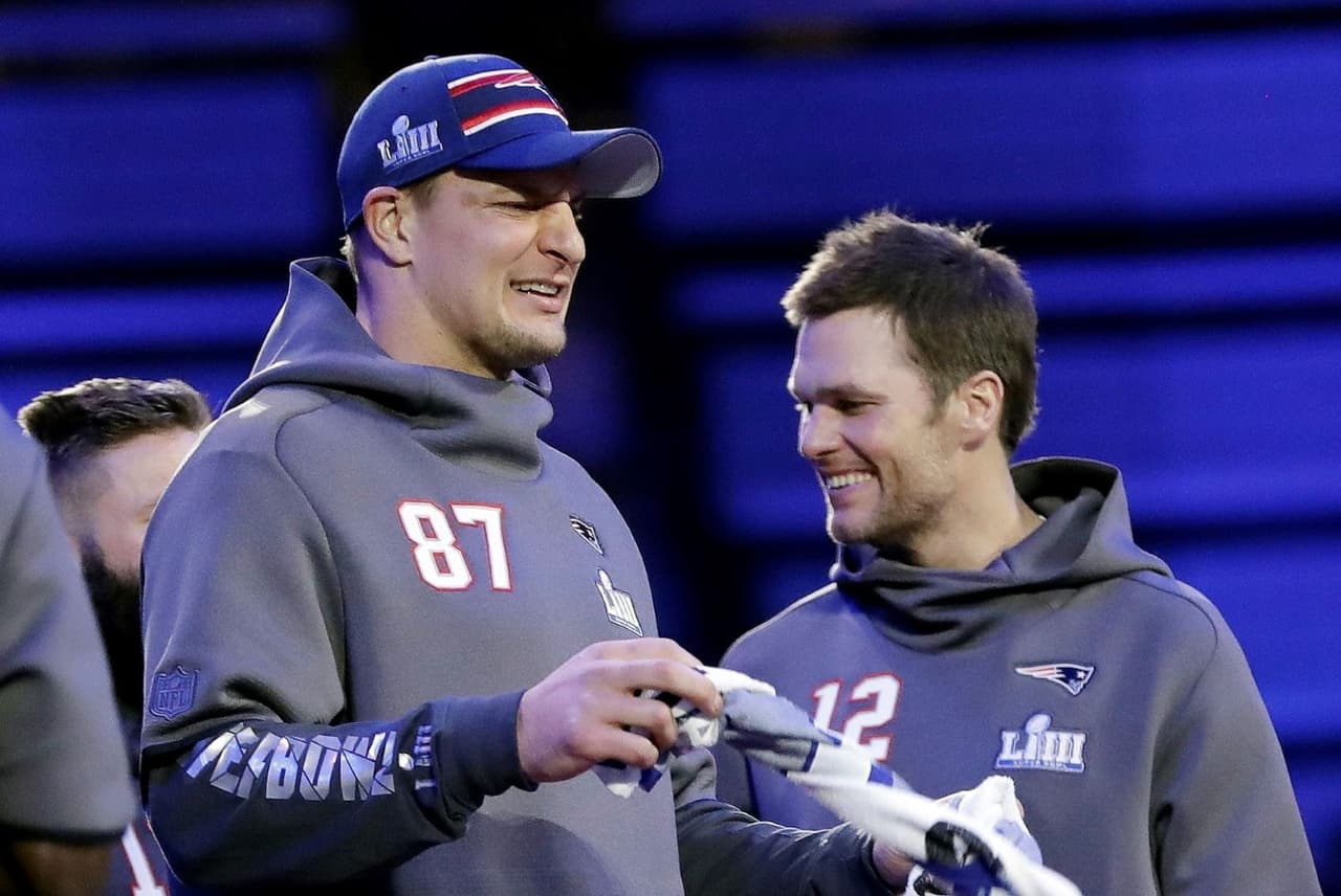Gronkowski no descarta un reencuentro con Brady en Tampa