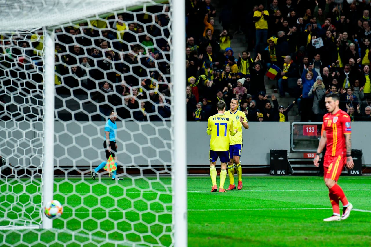 Antes de finalizar el primer tiempo el turno fue para Viktor Claesson con un remate cruzado en el área.
