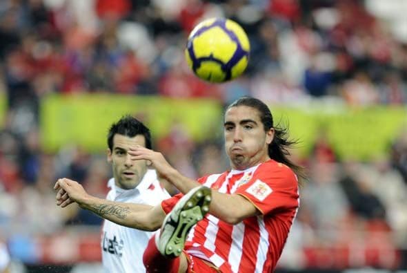 La décimo novena jornada de la Liga de España comenzó con el partido entre Almería y Sevilla.