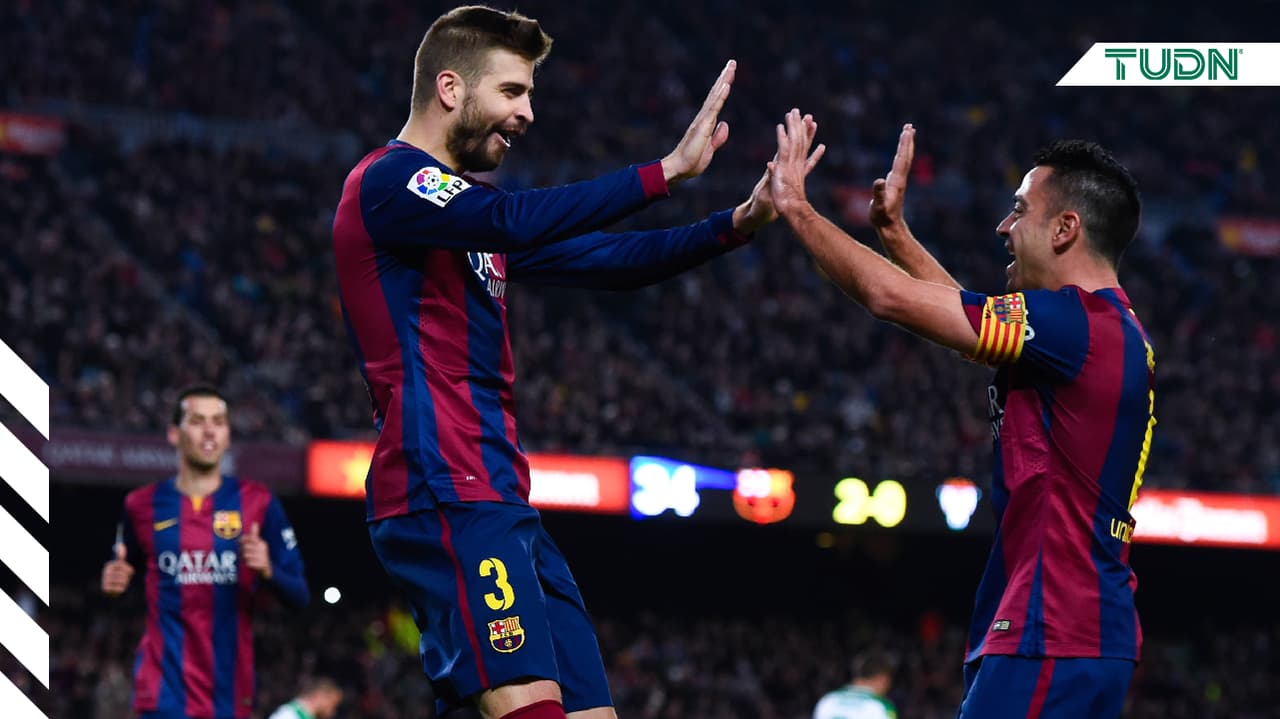 Piqué y Xavi Hernández juntos en el Barcelona en 2014.