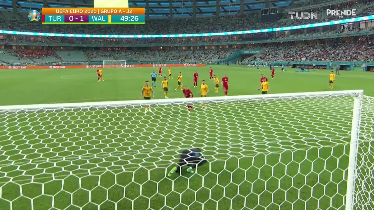 ¡TIRO ATAJADO! disparo por Hakan Calhanoglu.