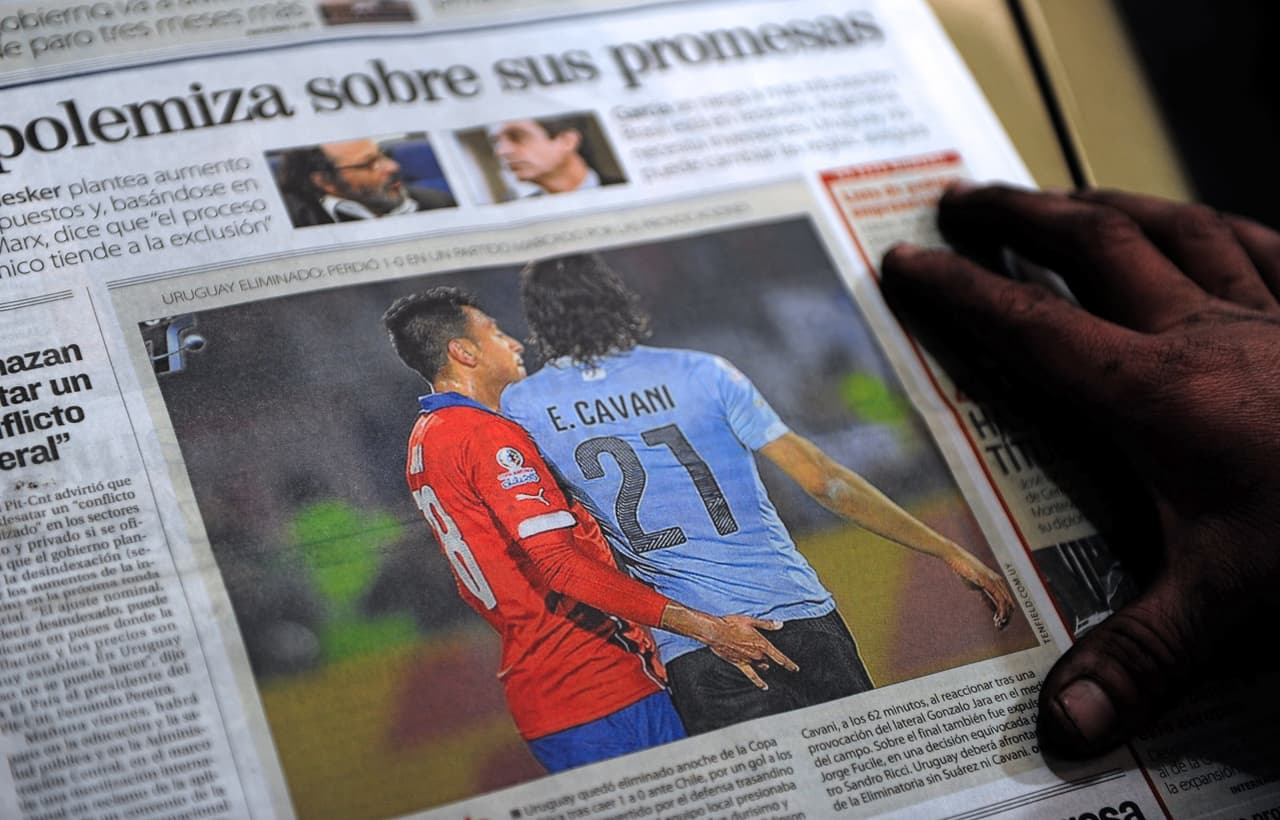 La traviesa mano de Gonzalo Jara a la retaguardia de Cavani ha provocado miles de reacciones en redes sociales y prensa, mira las más sonadas a lo largo de la historia.