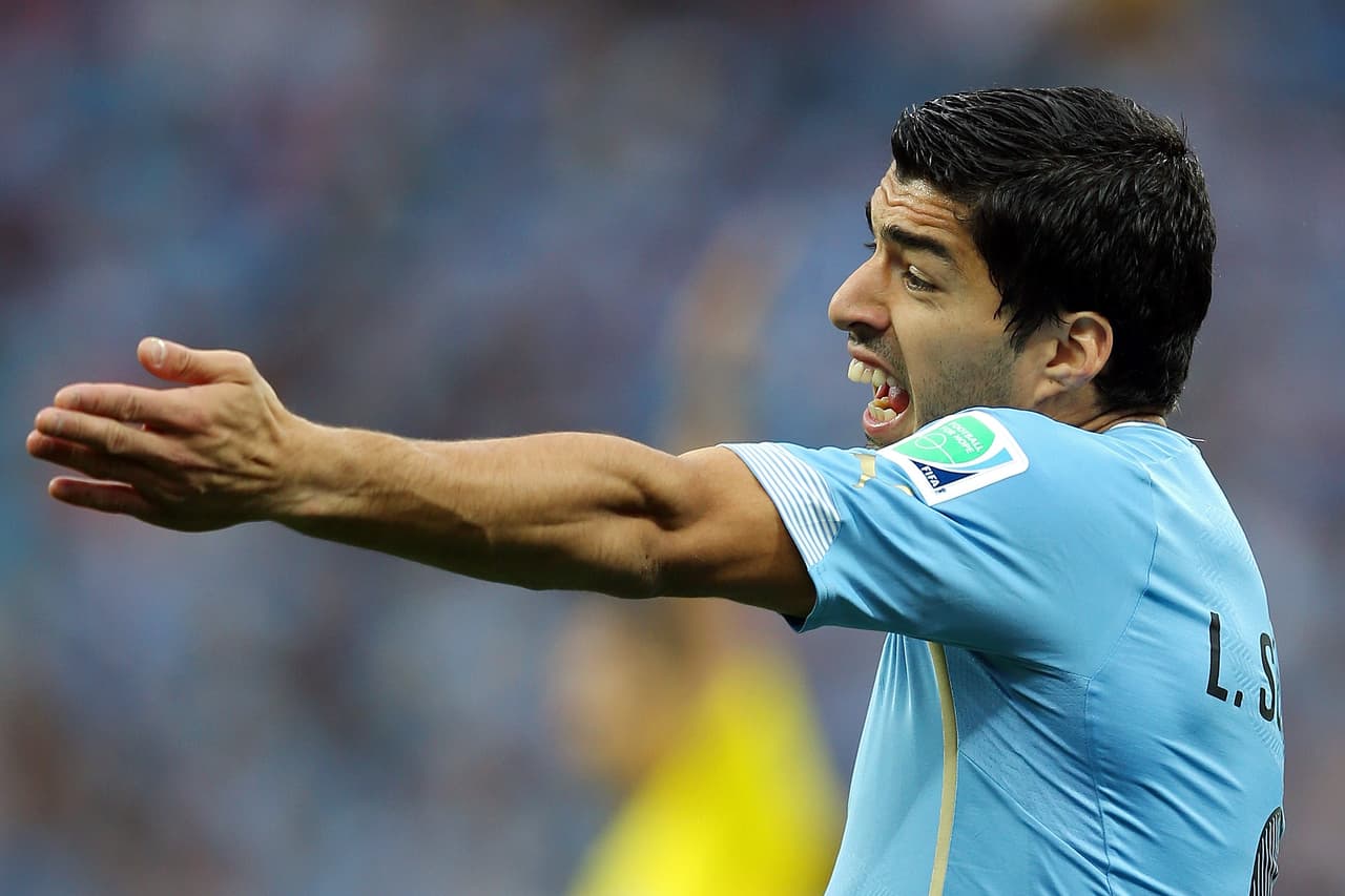 El golpe de Suárez derivó en una tarjeta roja que dejó en inferioridad numérica a los uruguayos para jugar la última media hora del partido.