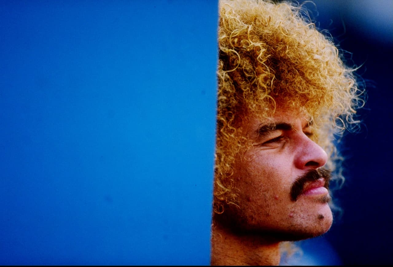 Otro caso recordado fue el que protagonizaron Carlos ‘El Pibe’ Valderrama y Michel en la Liga Española. El volante merengue aprovechó la cercanía de marca en un tiro de esquina para tocarle las partes nobles en dos ocasiones al colombiano.