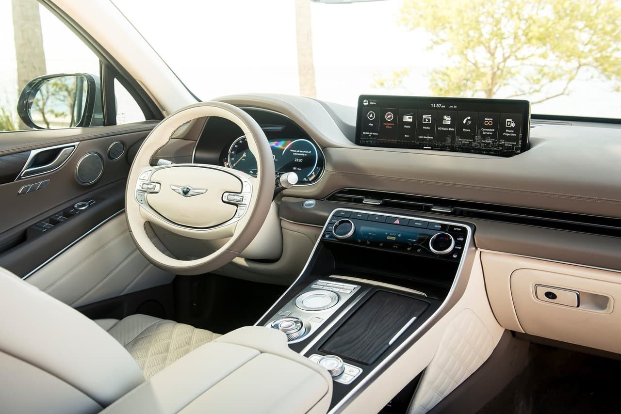 Otro gran atractivo es el asiento del conductor que equipa siete celdas de aire que ayudan a disminuir la fatiga en viajes largos. Así también, los asientos de la primera y segunda fila tienen la opción de incluir ventilación y calefacción.