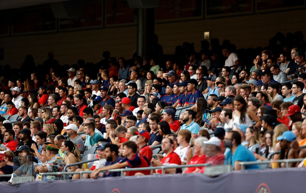 Una buena cantidad de aficionados llegaron para alentar al Fire.
<br>