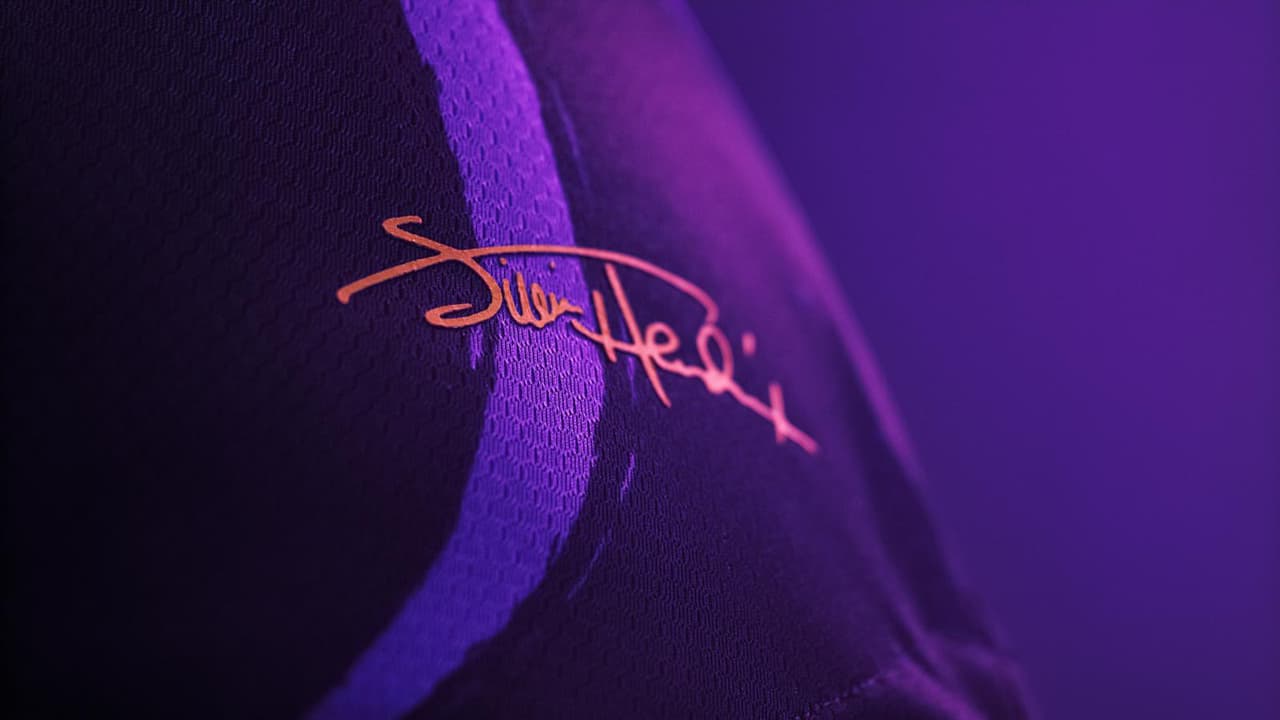 “Seattle fue y siempre será el hogar de Jimi. Los Sounders también lo son", dijo Janie Hendrix, presidente y CEO de Experience Hendrix, LLC, a través de un comunicado. “Collaborar con los Sounders para crear una camiseta es nuestra forma de jugar para el equipo de casa".
<br>