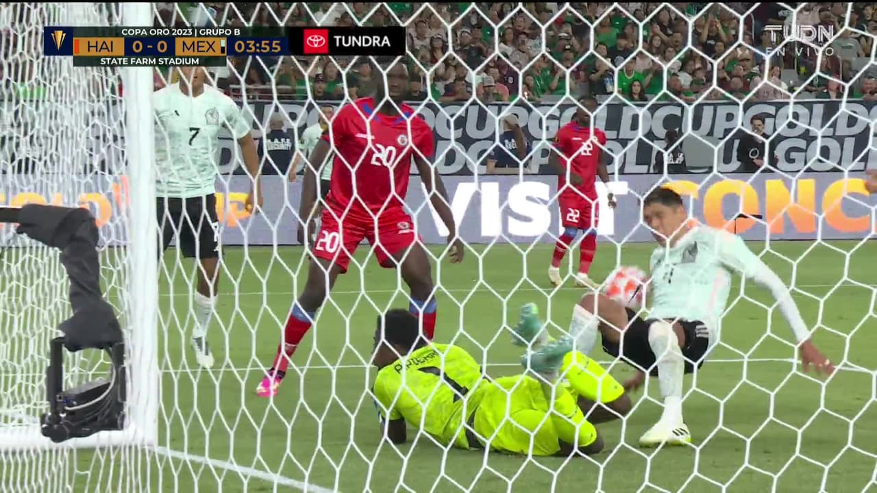 ¡CERCA! Edson Álvarez disparó que se estrella en el poste.