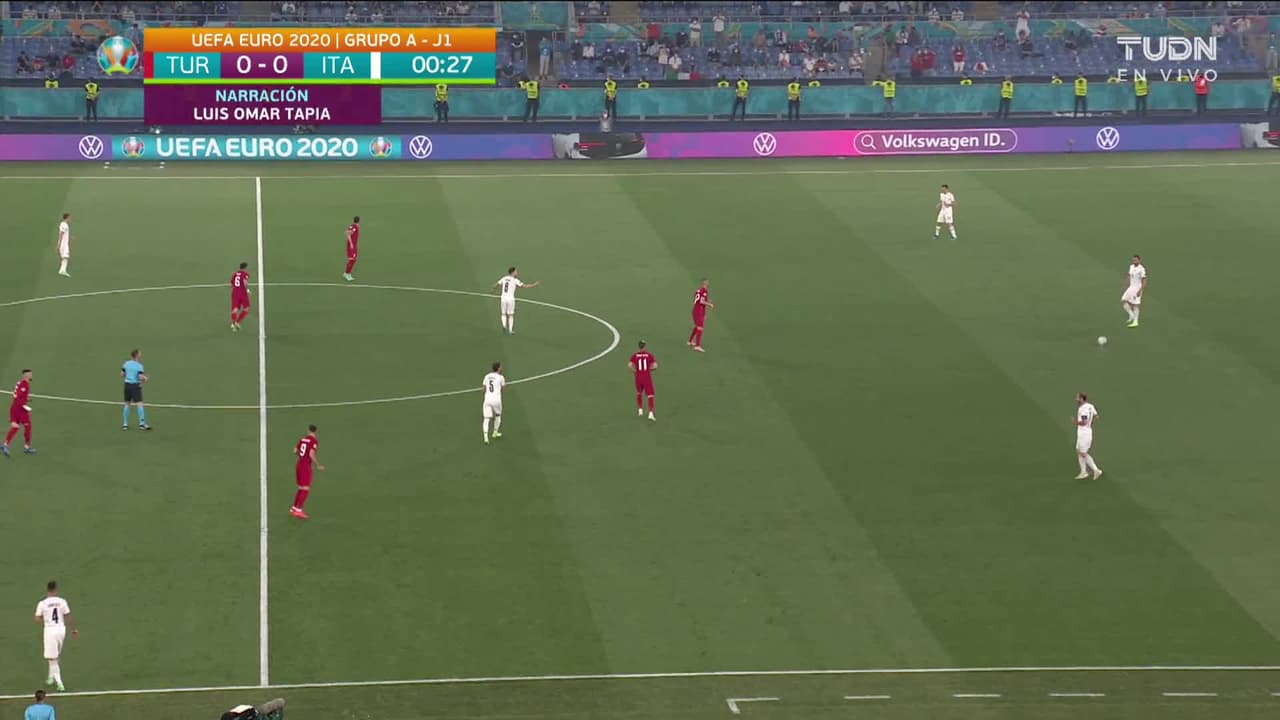 Arranca el partido y la pelota está en juego.